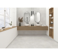 Helles Badezimmer mit Doppelwaschtisch, Spiegeln und Holzregal