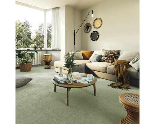 Wohnzimmer mit Teppichboden, Sofa und dekorativen Elementen