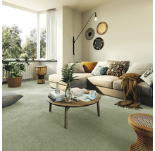 Wohnzimmer mit Sofa, Couchtisch und Teppichboden