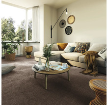 Wohnzimmer mit braunem Teppichboden, Ecksofa und Holztisch