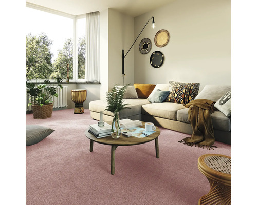 Wohnzimmer mit Couch, Tisch und textilem Bodenbelag