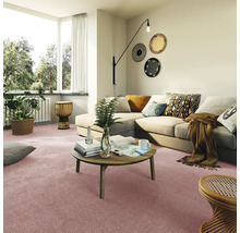 Wohnzimmer mit Teppichboden, Sofa und Couchtisch