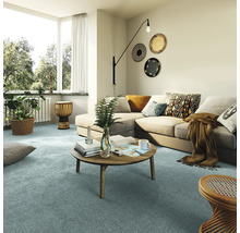 Wohnzimmer mit Sofa, Tisch und Teppichboden