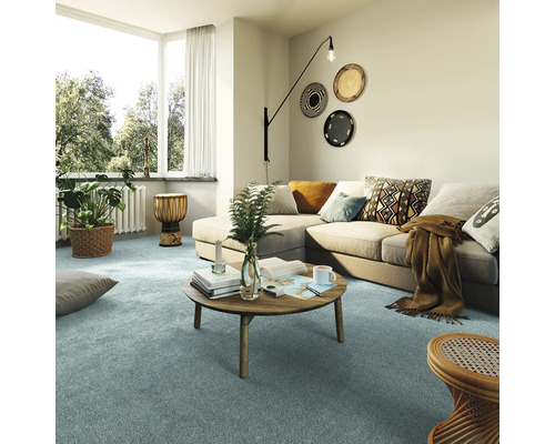 Wohnzimmer mit Teppichboden, Couch und Tisch