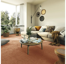 Helles Wohnzimmer mit Teppichboden, Ecksofa und Couchtisch