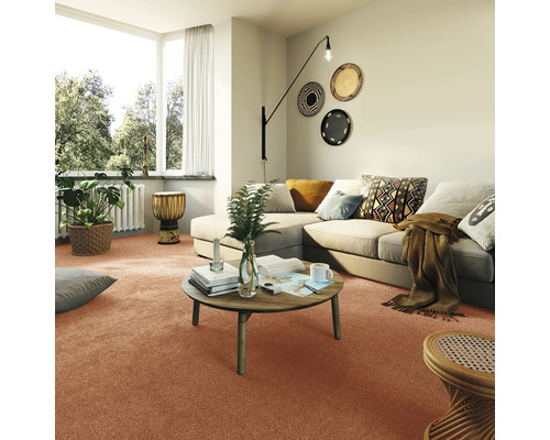 Helles Wohnzimmer mit Teppichboden, Ecksofa und Couchtisch