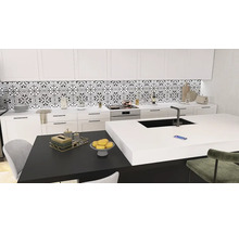 Moderne Küche mit weißen Schränken, Fliesenmuster und Kochinsel.