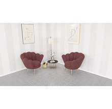 Eckzimmer mit zwei Muschelsesseln, Beistelltisch, Stehlampe und Kunstwerken an der Wand