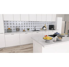 Helle Küche mit weißen Schränken und Geräten