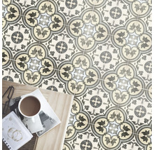 Verlegtes Fliesenmuster mit floralem Dekor und Gebrauchsgegenständen auf einem Holztisch