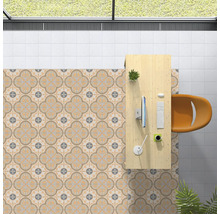 Büro mit gemusterten Bodenfliesen, Schreibtisch und Bürostuhl von oben