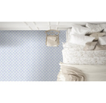 Zimmer mit gemustertem Vinylboden, Bett und Stuhl