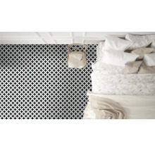 Ansicht eines Schlafzimmers mit Bodenfliesen in geometrischem Muster, einem Stuhl und einem Bett