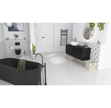 Modernes Badezimmer mit freistehender Badewanne, Waschtisch und Spiegel