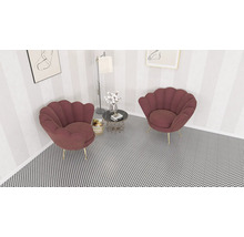 Zwei muschelförmige Sessel stehen in einem Raum neben einem Beistelltisch.