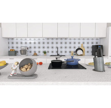 Helle Küche mit Küchenutensilien, Geschirr und Dekorationsgegenständen auf der Arbeitsfläche.