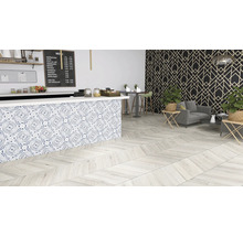 Café mit Fliesenboden in Holzoptik, Fliesentheke mit Muster, Sitzbereich und Getränkekarte