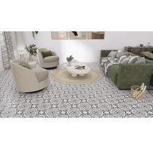 Wohnzimmer mit Sitzgelegenheiten, Couchtisch, Teppich und Bodenfliesen im klassischen Design.