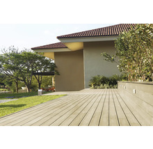 Außenaufnahme eines Hauses mit Terrasse, Garten und Pflanzen