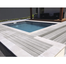 Swimmingpool umgeben von einer Holzterrasse mit Sitzbereich