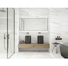 Modernes Badezimmer mit Dusche, Doppelwaschtisch, Spiegel und Marmorfliesen