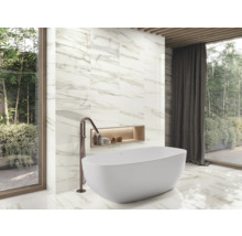 Badezimmer mit freistehender Badewanne, Marmorfliesen und Fenster