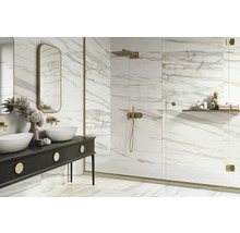 Badezimmer mit Marmorfliesen, Waschtisch und Dusche