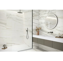 Modernes Badezimmer mit Marmorfliesen, Dusche und Waschtisch