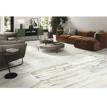 Heller Wohnraum mit Bodenfliesen in Marmoroptik, Sofa und Couchtisch