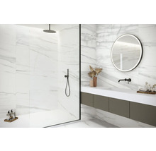 Modernes Badezimmer mit Marmorfliesen, Dusche und Waschtisch mit Spiegel