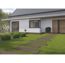 Einfamilienhaus mit Holzterrasse, Rasenfläche und Trittplattenweg