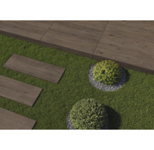 Gartengestaltung mit Rasen, Büschen und Holzfliesen