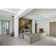 Wohnzimmer mit Sofa, Treppe und Fernseher