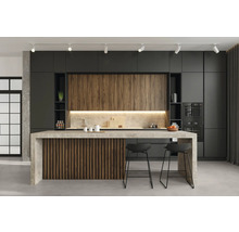 Moderne Küche mit Kochinsel, dunklen Schränken und Holzdetails.