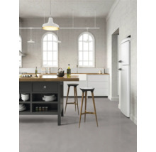 Helle Küche mit Kücheninsel, Barhockern und weißen Küchengeräten