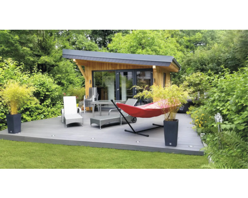 Produktbild 3 (groß) Gartenhaus mit Terrasse, Gartenmöbeln und Hängematte im Grünen