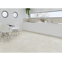 Heller Raum mit Fliesenboden, Esstisch und Küchenzeile