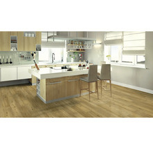 Helle Küche mit Kücheninsel, Barhockern und Holzboden