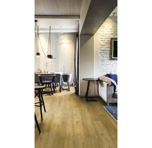 Helles Wohnzimmer mit Holzboden, Esstisch, Stühlen und Sofa