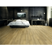 Schlafzimmer mit hellem Holzboden, Bett, Schreibtisch und Stühlen