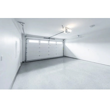 Helle Garage mit Sektionaltor und Garagentorantrieb