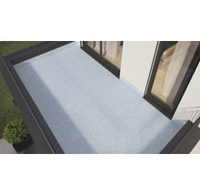 Helle Dachterrasse mit Fenster und Geländer