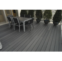 Terrasse mit Terrassendielen, Esstisch und Stühlen im Außenbereich.