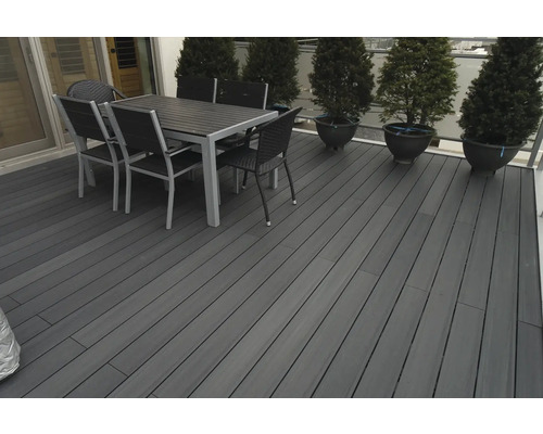 Produktbild 2 (groß) Terrasse mit Terrassendielen, Esstisch und Stühlen im Außenbereich.