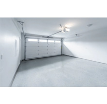 Helle Garage mit Garagentor und Garagentorantrieb