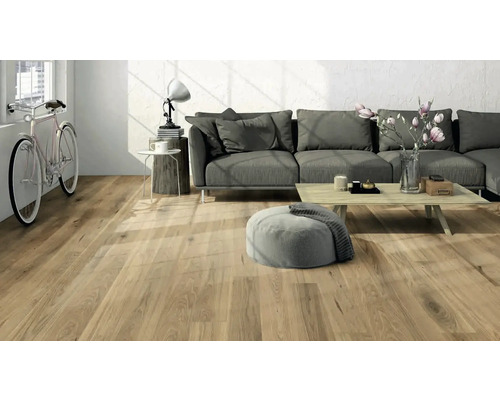 Wohnraum mit Holzboden, Sofa und Dekoration
