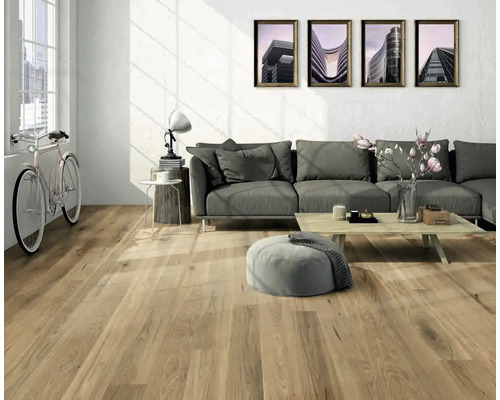 Heller Wohnraum mit Holzboden, Sofa, Tisch und Dekoration