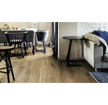 Wohnraum mit hellem Holzboden, Esstisch und Sofa