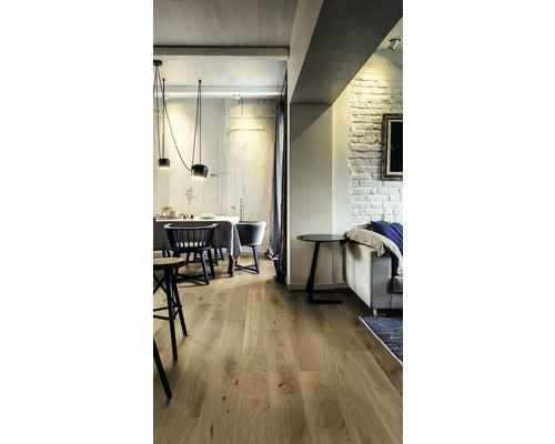 Innenraum mit Holzboden, Esstisch und Sitzgelegenheiten in hellem Design