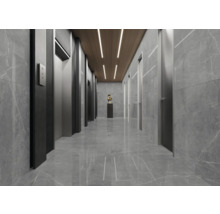 Innenraum mit Aufzügen, Türen und Marmorboden